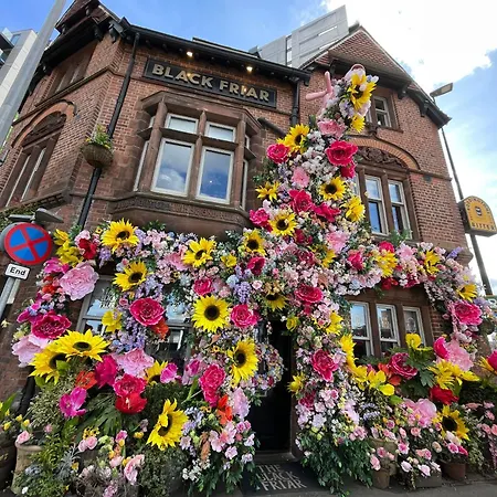 Spacious Homely Manchester City Stay Near Ao Arena And Shopping Centre With 500Mbps Internet & Netflix-2