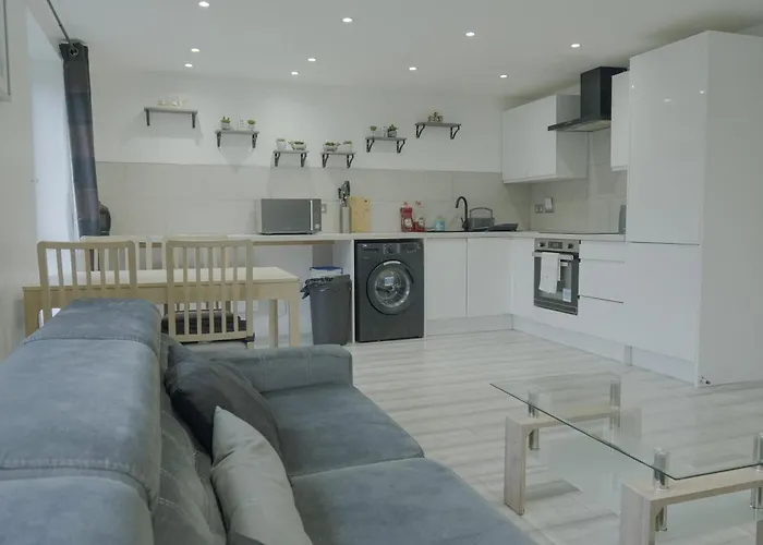 Lovely Modern 2 Bed Flat With Parking, Close To City Centre